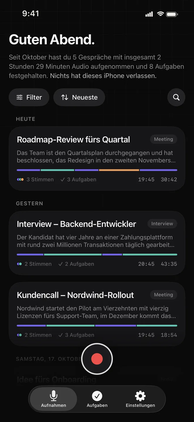 Voca-Bildschirm „Aufnahmen“: ein Review der Quartals-Roadmap, ein Interview mit einem Backend-Entwickler und ein Kundentelefonat, jeweils mit kurzer Zusammenfassung, einem farbigen Streifen, der zeigt, wer wann gesprochen hat, der Zahl der Stimmen und Aufgaben sowie der Dauer