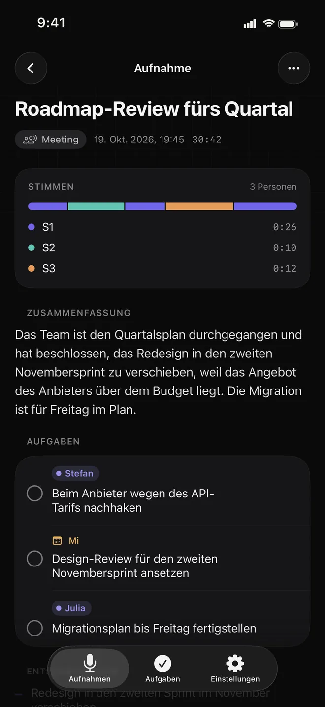 Eine geöffnete Aufnahme: ein Block „Stimmen“ mit drei Sprechern und ihrer Redezeit, eine Zusammenfassung des Meetings und Aufgaben mit Namens-Chips für Sarah und Michael und einer Frist